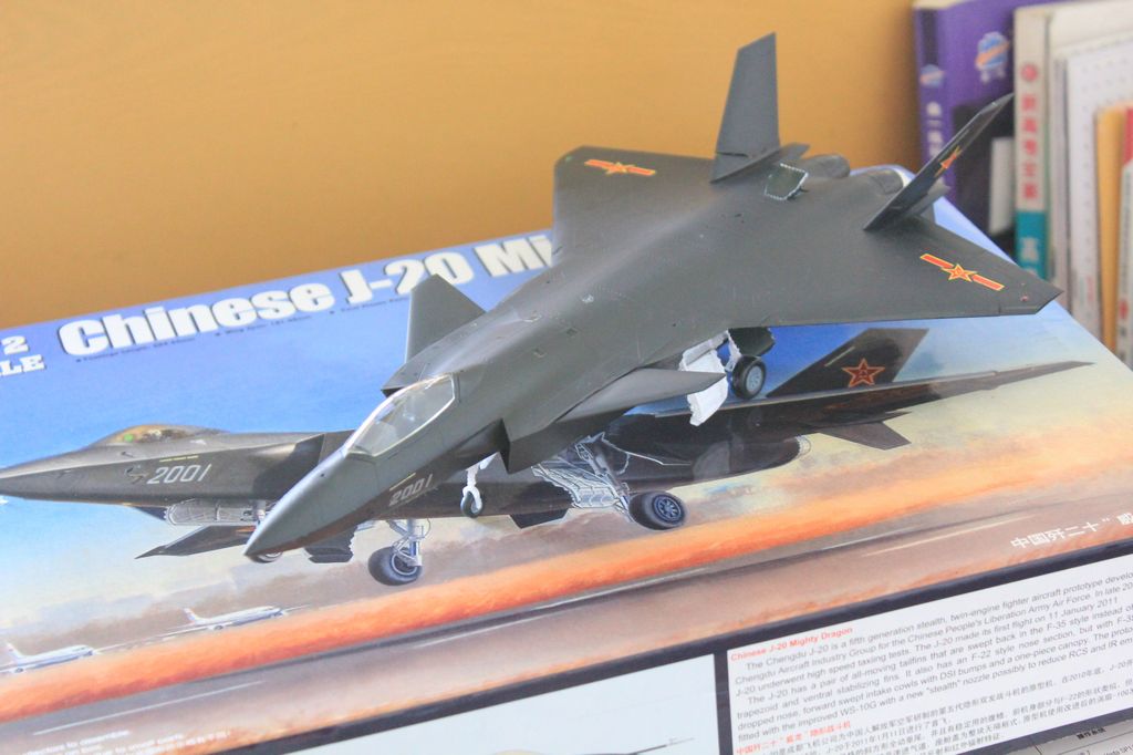 Trumpeter J-20 Puissant Dragon - Maquette Avion Chasse 1/72 - 110 Pièces - Kit à Peindre Et Monter